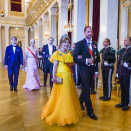 Dronning Sonja ankommer gallamiddagen ledsaget av Kronprins Haakon. Foto: Lise Åserud / NTB
